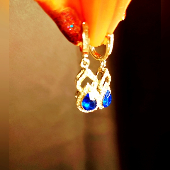 Elegant Sapphire Blue color Necklace set of Four pieces (Never been worn) 🎉🥳💙 - Picture 4 of 6